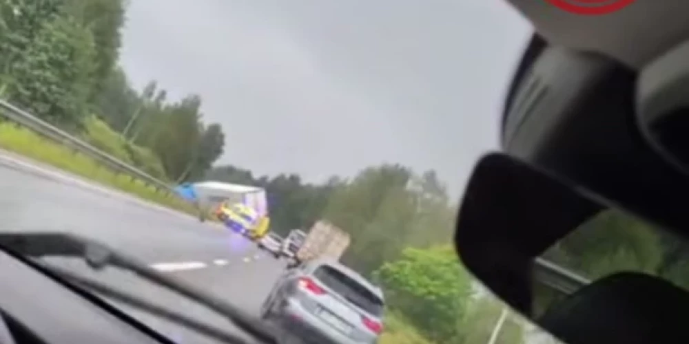 Otrdienas rītā Talsu novadā kravas un vieglās automašīnas sadursmē gājušas bojā divas personas..