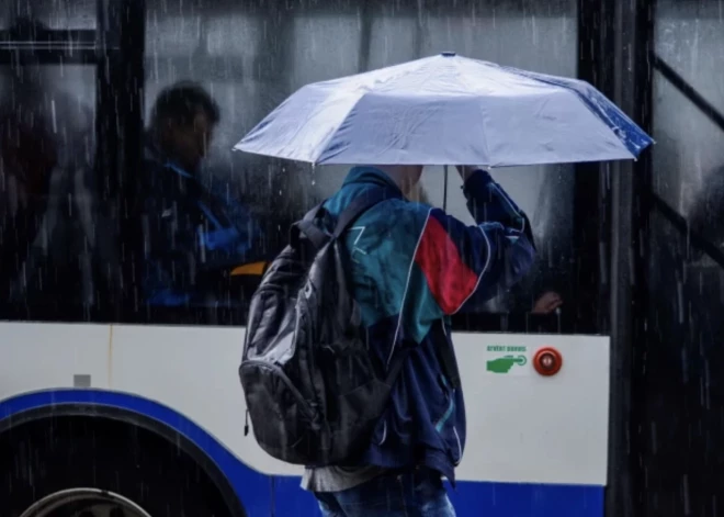 VIDEO: Rīgas satiksmes autobusi neiztur spēcīgo lietu - kāds pasažieris nofilmē neparastu situāciju