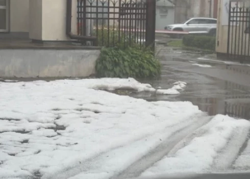 Negaidīts pārsteigums Rīgā – Kandavas ielā pie "Rīgas siltuma" ēkas uzsnidzis sniegs.