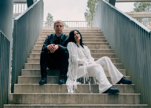 Dziedātāja Antra Stafecka un mūziķis Ingars Viļums klausītājiem piedāvā savu jaunāko kopdarbu - dziesmu "Sauciet", kas veltīta iekšējās pasaules dziļumiem, apzinātībai un vēlmei atkal sadzirdēt savu sirds balsi.