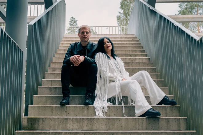 Dziedātāja Antra Stafecka un mūziķis Ingars Viļums klausītājiem piedāvā savu jaunāko kopdarbu - dziesmu "Sauciet", kas veltīta iekšējās pasaules dziļumiem, apzinātībai un vēlmei atkal sadzirdēt savu sirds balsi.