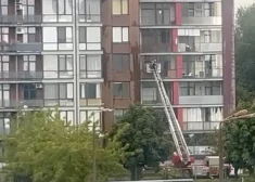 Pie daudzdzīvokļu nama Purvciemā pamana glābējus ar pacēlāju - VUGD skaidro, kas notiek. VIDEO