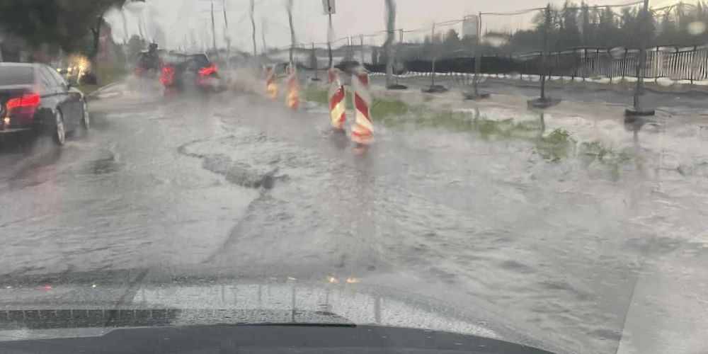 Rīgas centrā ielas applūdušas.