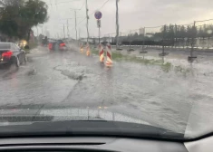 Rīgas centrā ielas applūdušas.