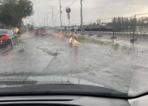 Rīgas centrā ielas applūdušas.