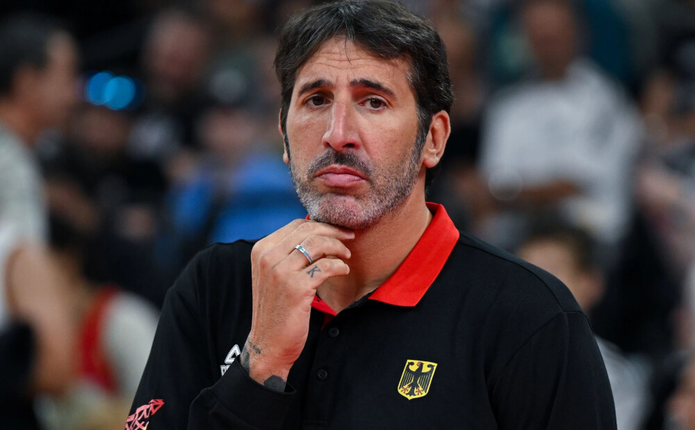 Vācijas basketbola izlases treneris Alekss Mumbru čempionāta priekšvakarā tiek nogādāts slimnīcā