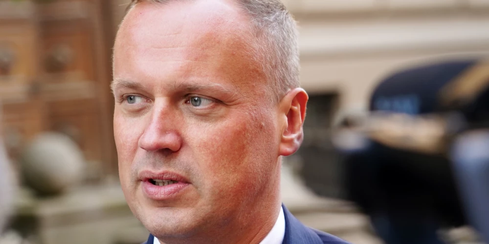 Saeimas Apvienotā saraksta frakcijas vadītājs Edgars Tavars pauž, ka ir jāspēj pateikt skaidru “nē” neadekvātai kontrolei un pārmērīgai neuzticībai savas valsts pilsoņiem.