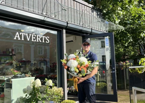21 gada vecumā – savs ziedu veikals un kūku bizness.