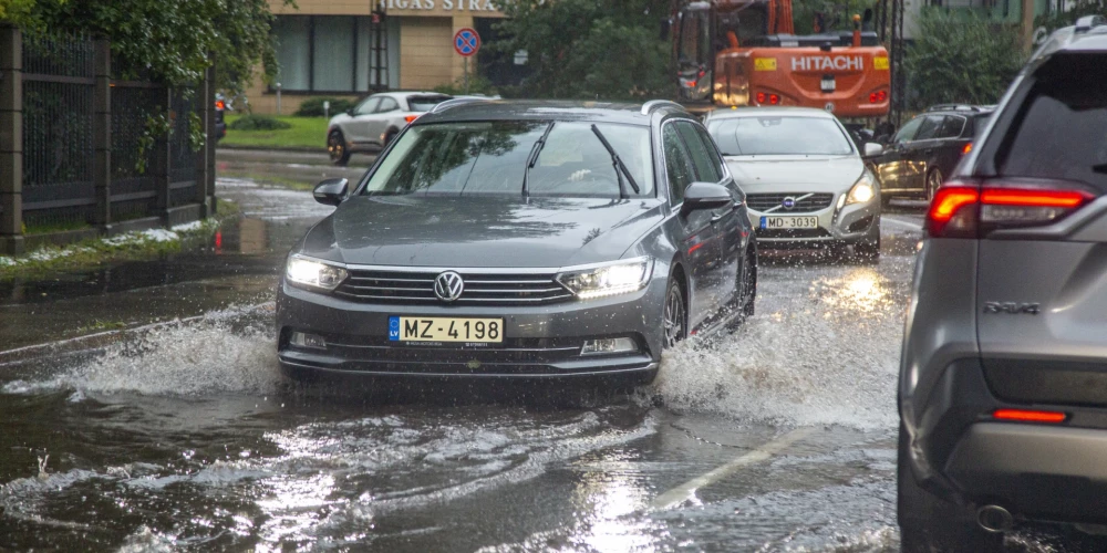 Spēcīgas un ilgstošas lietavas apgrūtina braukšanas apstākļus: samazinās redzamība un pastāv akvaplanēšanas riski. 