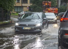 Lietavu laikā autovadītāji aicināti būt piesardzīgi un rēķināties ar akvaplanēšanas risku