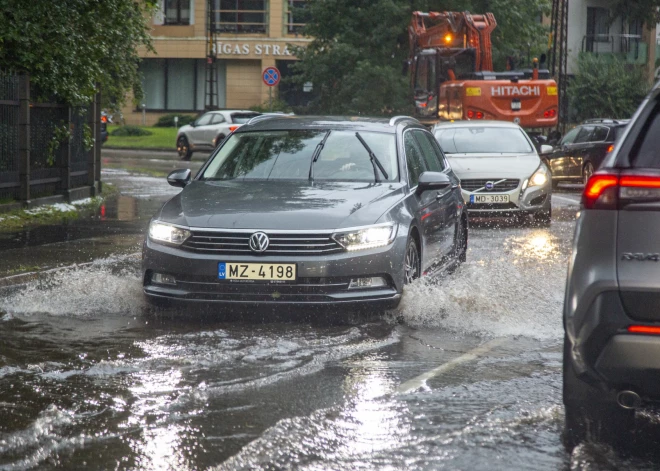 Lietavu laikā autovadītāji aicināti būt piesardzīgi un rēķināties ar akvaplanēšanas risku