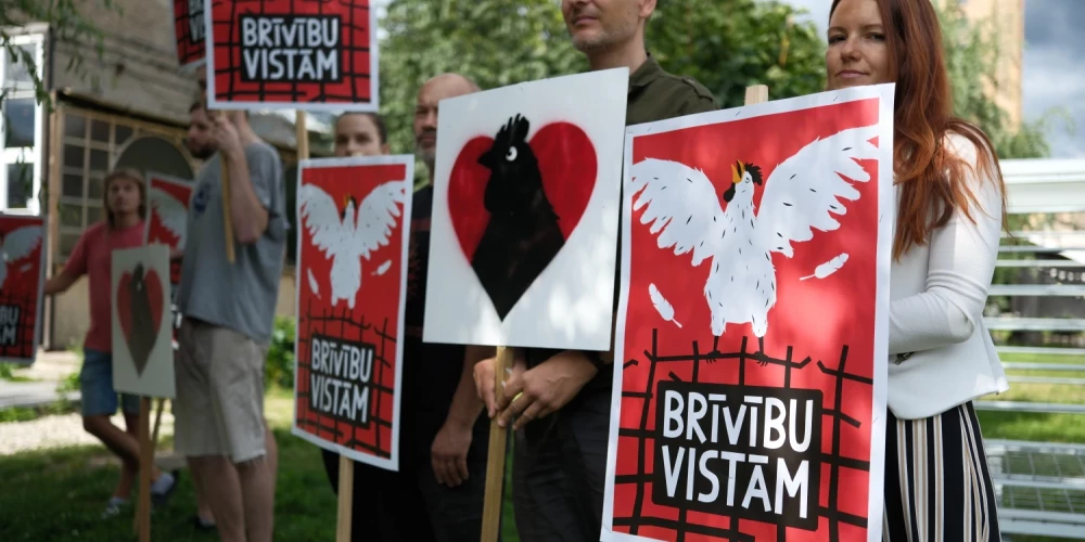Rīgā norisināsies šī gada lielākā dzīvnieku aizstāvības akcija – "Gājiens par dzīvniekiem 2025: brīvību vistām", aicinot likumdevējus aizliegt dējējvistu turēšanu sprostu sistēmās Latvijā.
