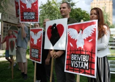 Krāšņā gājienā par dzīvniekiem aicinās aizliegt vistu sprostus Latvijā