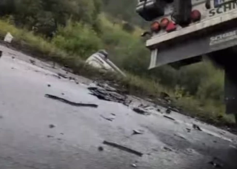 Otrdienas rītā Talsu novada Ģibuļu pagastā frontālajā sadursmē starp kravas un vieglo automašīnu dzīvību zaudēja divi cilvēki no vieglās automašīnas.