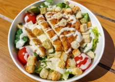 Салат "Цезарь" с курицей и сухариками: быстрый рецепт