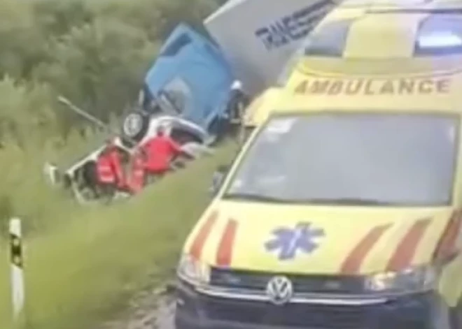Mirklis pirms traģēdijas - auto reģistrators fiksējis letālās avārijas brīdi Talsu novadā. VIDEO