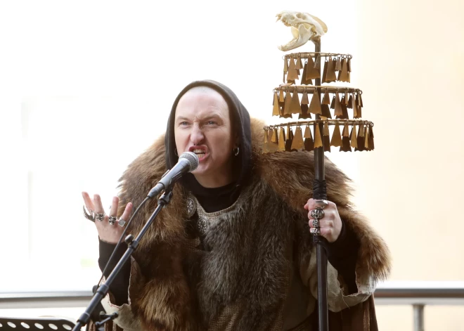 Policija izbeidz kriminālprocesu par Kristiana Brektes aktivitātēm Brāļu kapos