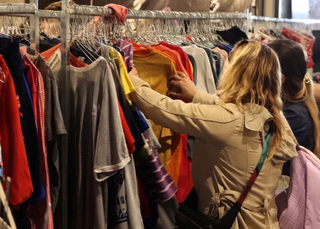 Пора экономить: жителям Латвии советуют покупать одежду в секонд-хендах, а старые вещи - не выбрасывать