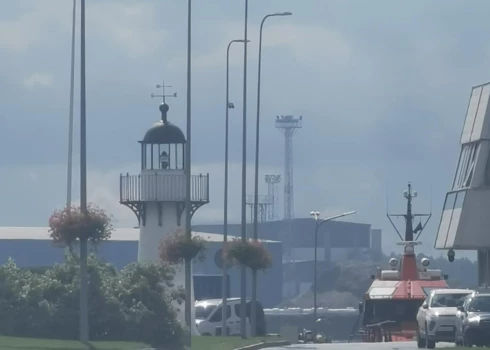 Маяк был перенесен после того, как здание Управления порта было продано.