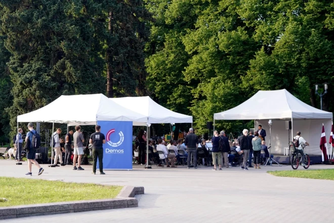 19 августа в Риге, на Эспланаде, прошла конференция консервативной мысли «Demos» под названием «Прямой разговор о наличных деньгах и свободе».
