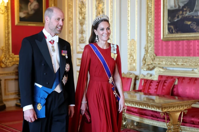 Velsas princis Viljams un princese Ketrīna svinīgajā banketā Bekingemas pilī, kas tika rīkots 2025. gada jūlijā par godu Francijas prezidenta Emanuela Makrona vizītei.