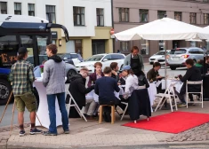 Maltītes ieturēšana, kamēr garām drāžas automašīnas: "Pilsēta cilvēkiem" rīko protesta akciju Brīvības ielā. FOTO