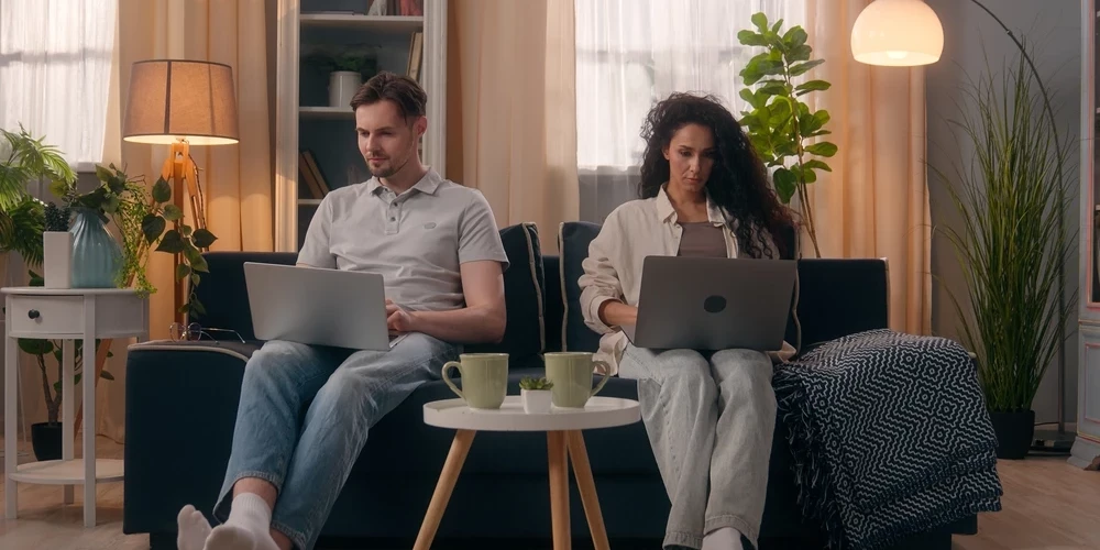 Dzīvot kopā "kā kaimiņiem" finansiāli varbūt ir izdevīgāk, bet vai ilgtermiņā tā ir laba doma?