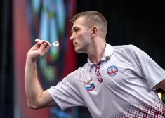 Madars Razma "Players Championship" turnīrā šokē trīskārtējo pasaules čempionu Maiklu van Gervenu, tomēr piekāpjas citam čempionam Robam Krosam