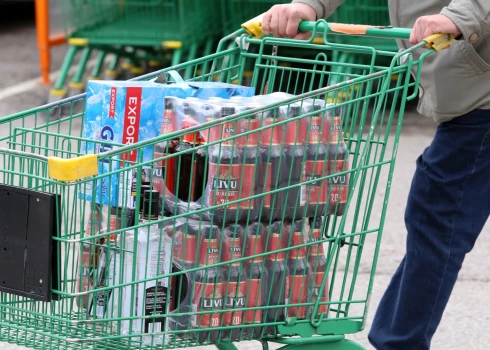 Vai jaunie alkohola tirdzniecības noteikumi iedzīs bankrotā lauku veikalus?
