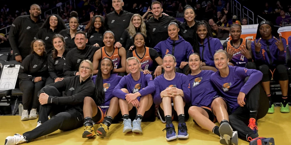 Fīniksas "Mercury" kopbilde pirms spēles. (Kitija Laksa pirmajā rindā pirmā no labās).