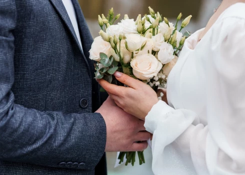 Kāzas daudziem ir viens no nozīmīgākajiem dzīves notikumiem – diena, par kuru sapņots gadiem, rūpīgi gatavots katrs sīkums, un kurai piedēvēts īpašs, gandrīz maģisks statuss.