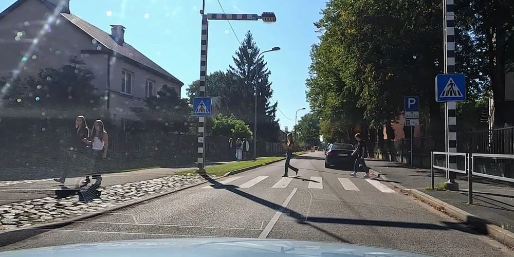 Šķērsojot ielu pat pie zaļās gaismas, gājēja pienākums ir pārliecināties par drošību, nevis neatņemoties blenzt telefonā.