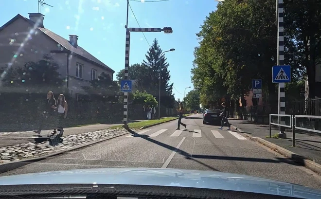 Šķērsojot ielu pat pie zaļās gaismas, gājēja pienākums ir pārliecināties par drošību, nevis neatņemoties blenzt telefonā.