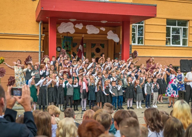 Svētku gājiens cauri pilsētai un teātra māksla: kā skolās atzīmē 1. septembri