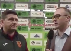 Futbola kluba "Slavia" galvenais treneris pēc zaudējuma sniedz neparastu komentāru un kļūst par sociālo tīklu zvaigzni. VIDEO