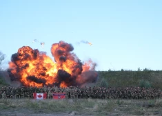 FOTO: kas par iespaidīgiem skatiem! NATO inženieri Ādažos trenē spējas izlauzties cauri ienaidnieka aizsardzībai