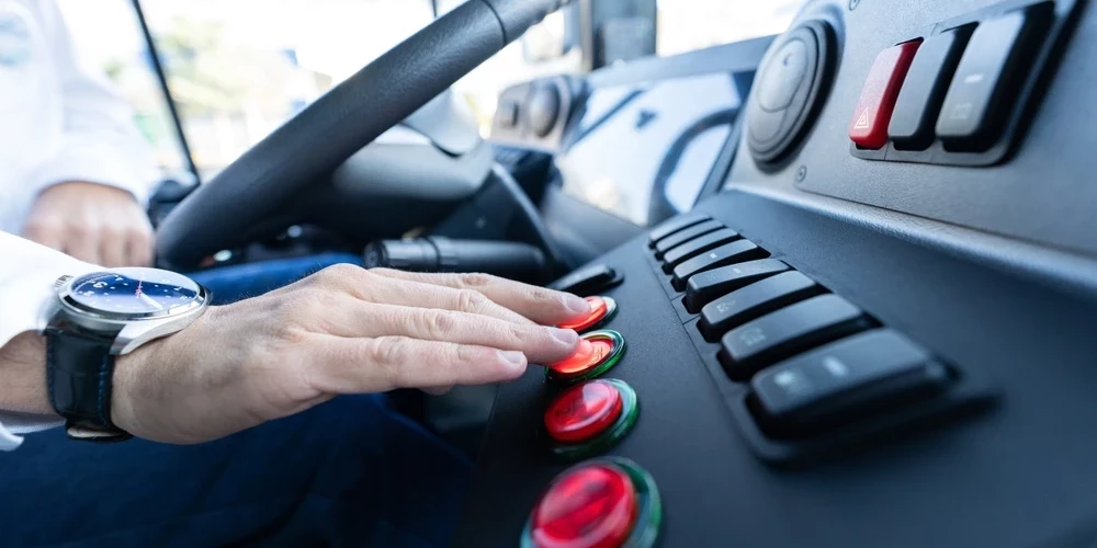 Izpētē atklāti gadījumi, ka pasažieri, tajā skaitā cilvēki ar invaliditāti, no reģionālas nozīmes komercreisa autobusa izsēdināti par labu citam pasažierim, kurš maksā pilnu braukšanas biļetes maksu. 