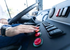 No autobusa izsēdina pasažierus ar braukšanas maksas atvieglojumiem par labu tiem, kas maksā pilnu cenu