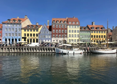 Lai cīnītos ar masu tūrismu, Eiropas populārie galamērķi pēdējos gados bieži ievieš jaunus ierobežojumus, sodus un nodokļus, taču Kopenhāgena ir izvēlējusies atšķirīgu pieeju.