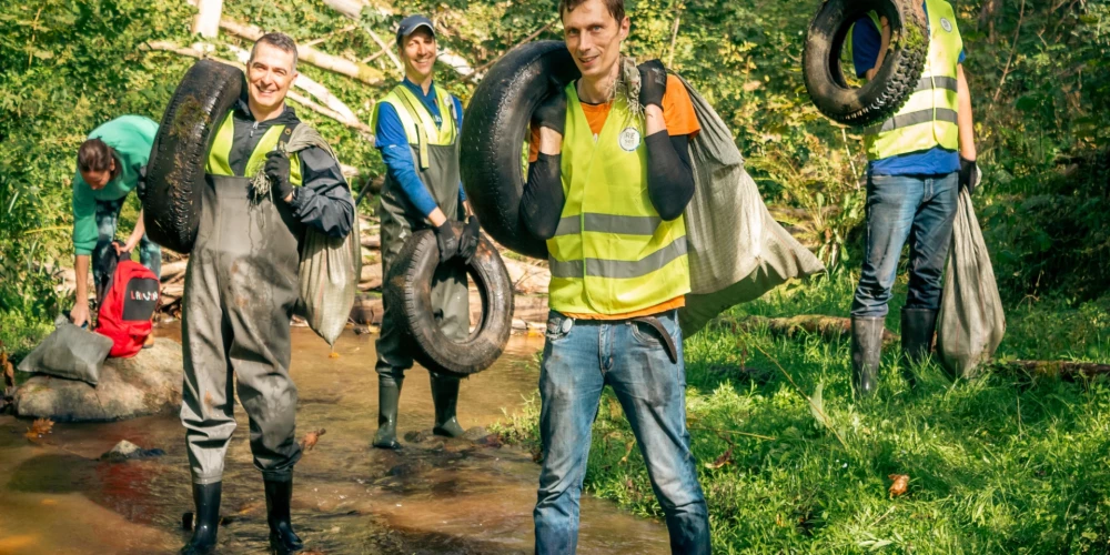 “Lidl” komandas talka, tīrot Vējupītes apkārtne.