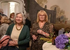 FOTO: ar stāvovācijām sagaida Dzintras Gekas-Vaskas pirmizrādi “Haralds Sīmanis. Dziesminieks un jumiķis”