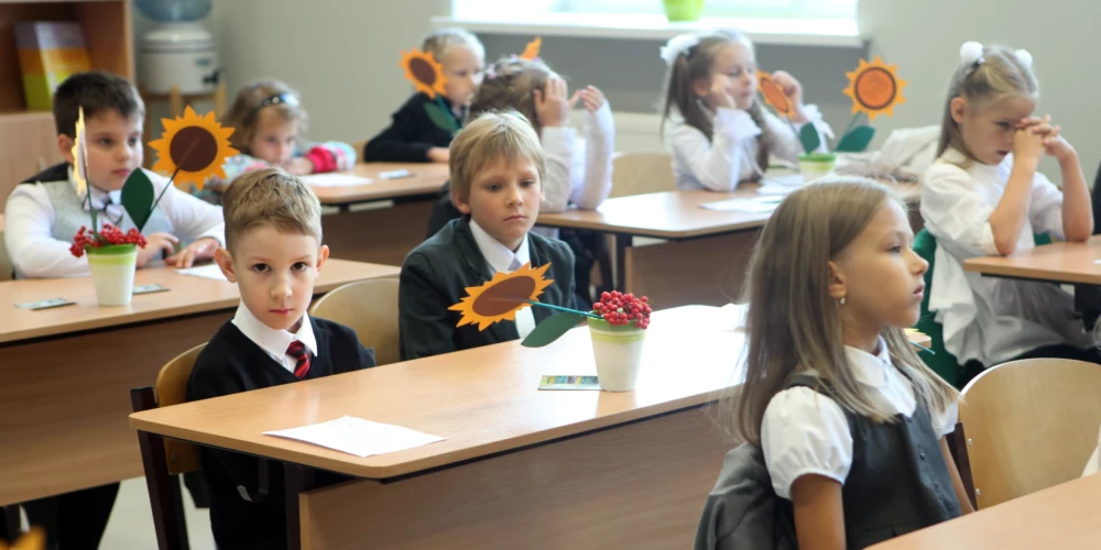 В 2024 году в Латвии семьям было выдано 7185 наборов школьных принадлежностей, а в первой половине 2025 года – 2146 наборов.