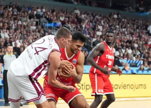 Latvijas vīriešu basketbola izlase trešdien Rīgā Eiropas čempionāta finālturnīru uzsāka ar zaudējumu mačā ar Turciju.