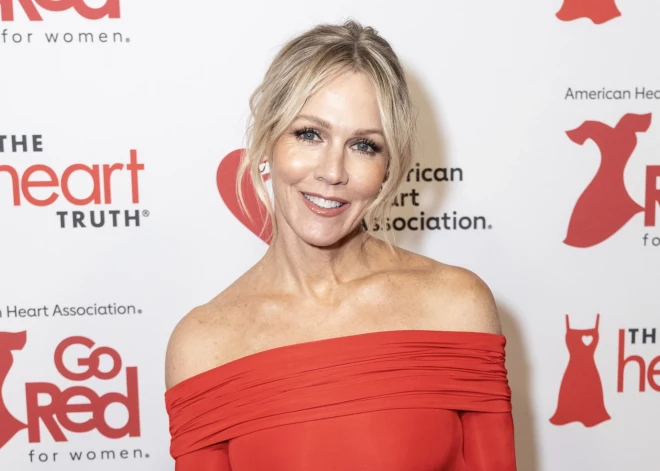 “Beverlihilsas 90210” zvaigzne pastāsta, ka pusaudzes gados mammas klātbūtnē ārsts pateicis, ka viņa ir stāvoklī