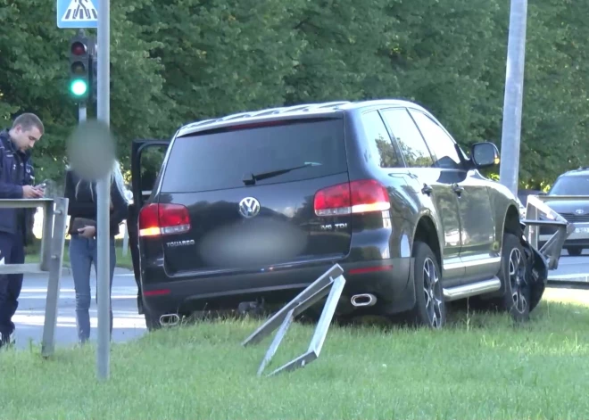 В Риге пьяный водитель снес ограждения и фонарный столб - промилле в крови зашкаливали