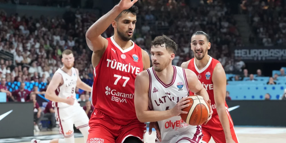 Latvijas vīriešu basketbola izlase trešdien Rīgā Eiropas čempionāta finālturnīra spēlē ar Turciju pēc pirmā puslaika zaudē ar 39:47.