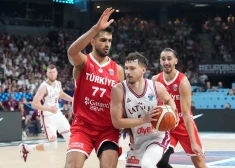 Latvijas vīriešu basketbola izlase trešdien Rīgā Eiropas čempionāta finālturnīra spēlē ar Turciju pēc pirmā puslaika zaudē ar 39:47.