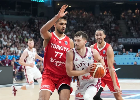 Latvijas vīriešu basketbola izlase trešdien Rīgā Eiropas čempionāta finālturnīra spēlē ar Turciju pēc pirmā puslaika zaudē ar 39:47.