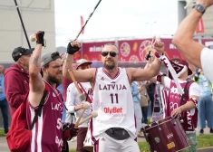 FOTO: EuroBasket 2025: atraktīvi un enerģiski fani, slavenības un politiķi atbalstīja Latviju pirmajā spēlē