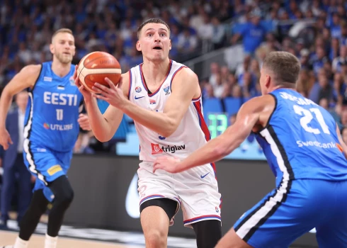 Serbijas vīriešu basketbola izlase trešdien Rīgā Eiropas čempionāta finālturnīru uzsāka ar uzvaru mačā ar Igaunijas izlasi.